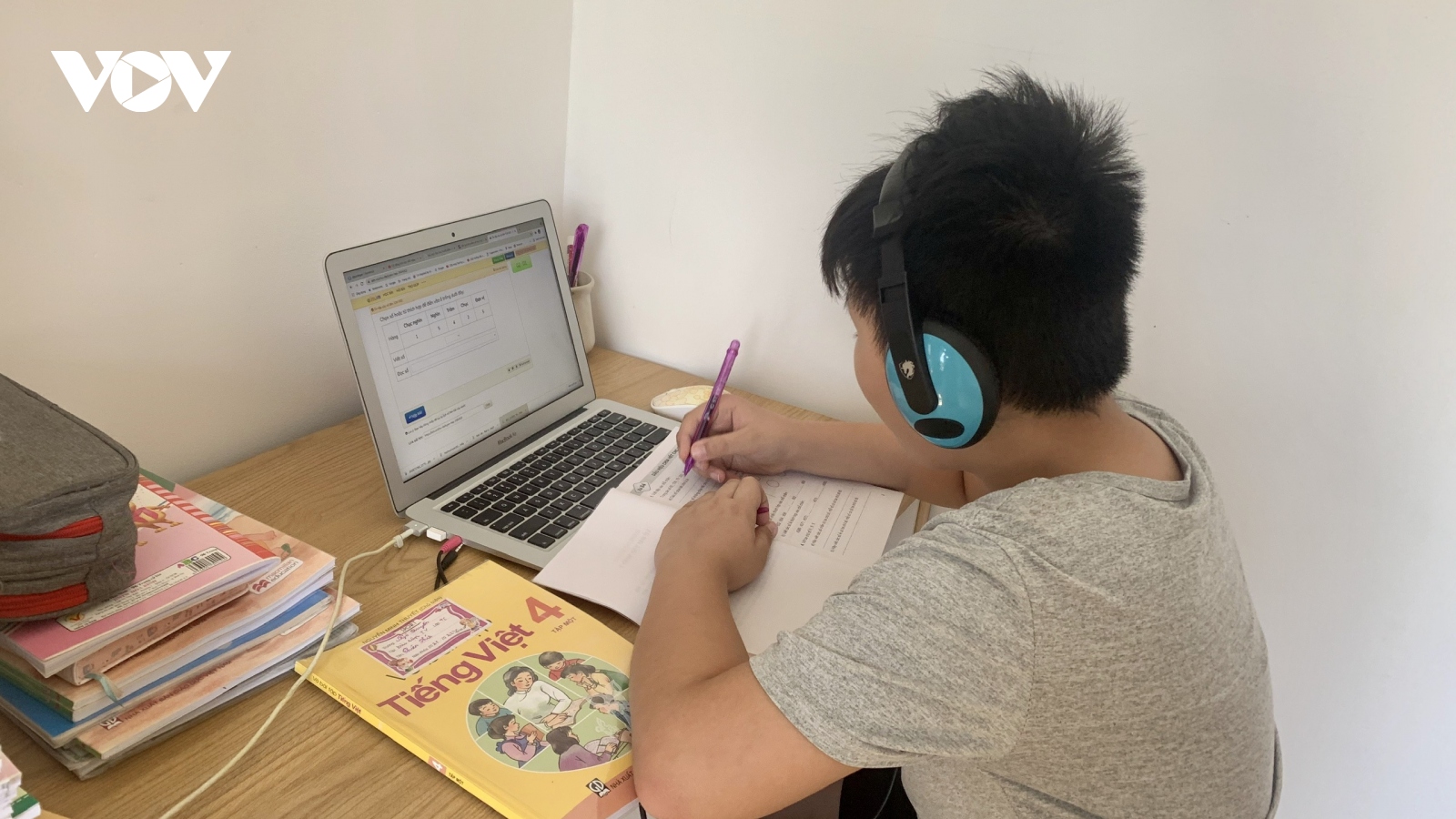 Phụ huynh Đắk Lắk băn khoăn với hình thức học trực tuyến đối với học sinh tiểu học
